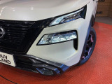 【LEDヘッドライト】悪天候や夜間走行時も良好な視界を確保し安心して運転できる高輝度LEDヘッドライトを装備!点灯速度が早く、消費電力も抑えられています。