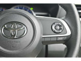 アダプティブクルーズコントロール機能付きです。走行中に先行車の様子を検知しながら、設定した車速の範囲内で先行車との距離のキープを支援します。詳細は販売店スタッフまでおたずねください。