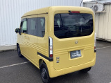 コンビネーションランプを高い位置に配置、後続車に見やすいデザインで安全にも配慮。