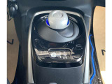電制シフト。手のひらで包むようにして、手首を軽く動かすだけでシフトできる、マウス感覚のシフト。