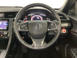 ハンドルにHondaセンシング系のクルーズコントロールやレーンキープアシストなどのスイッチと、オーディオの操作スイッチが装備されています。ハンドルから手を離さず安全に操作できます。