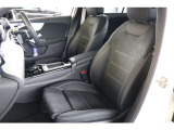メルセデスのシートは少し硬めになっております。長時間の運転の際、適度な反発があることでお尻や腰の負担を減らす効果が御座います。