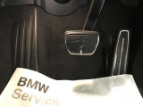 【ペダル】BMWはオルガン式アクセルペダルを採用しています。踏み込む足とペダルが同じ軌跡を描くため、かかとがずれにくく、アクセルコントロールがよりしやすくなるメリットがあります。