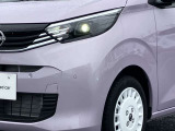 LEDヘッドライト、ハロゲンランプと比べると白く自然に近い明るさで、ライトの照射角も調整できるため、視認性が高くなります。
