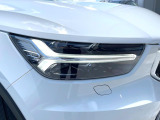 【LEDヘッドライト】明るく眩しいハイビームを先行車や対向車に照射しないオートハイビームを備えたLEDヘッドライト。北欧神話に登場するトールハンマーをモチーフにした、一目でボルボとわかるデザイン。