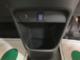 ナビに繋がるUSB端子を装備!充電専用端子もあるので便利にお使いいただけますよ♪