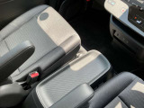 運転席横は固定のトレイがあります