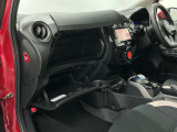 【グローブボックス】車検証や保険証、保険関連書類、整備用グローブなどの必要書類・小物を、助手席から運転席へすぐに取り出せる場所に整理して保管できます。車内の小物整理に役立ちます!