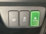 VSA装備車です。VSAはドライバーの操作と車の動きを見守っています。もし車の挙動が乱れたとき、4輪別々にブレーキをかけたり、エンジンパワーをしぼることによって車を安定させます。