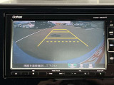 【バックモニター】後方の障害物や歩行者を確認できるバックモニター。狭い駐車場や混雑した場所でも安心して車を操作できます。