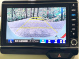【バックカメラ】駐車時に後方がリアルタイム映像で確認できます。大型商業施設や立体駐車場での駐車時や、夜間のバック時に大活躍!運転スキルに関わらず、今や必須となった装備のひとつです!