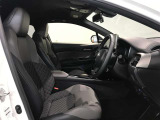 高いホールド性で運転姿勢が安定します。長距離ドライブでも疲れにくいのが魅力です。快適なドライビングライフをお送りください♪