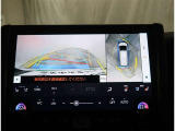 【パノラマモニター】に搭載した4つのカメラにより、車を真上から見ているような映像を表示。運転席から確認しにくい車両周囲の状況を把握できます。