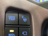 【リモート機能つきアドバンストパーク】専用スマートフォンアプリの使用で、車外から遠隔駐車・出庫が可能な先進機能。広い場所で乗り降りしたい時に便利です♪