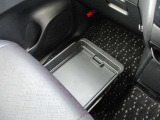 助手席シートアンダーボックス(車検証収納トレイ付)