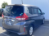 コンビネーションランプを高い位置に配置、後続車に見やすいデザインで安全にも配慮。