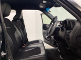 座面も厚みがあり背もたれも高く、広い足元にゆったり座れるシートです。運転席と助手席の間が空いている為、助手席側への移動がスムーズです。交通量の多い道でも助手席側から乗り降りができます。