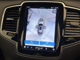 【360&deg;ビューカメラ】4台の高解像度カメラで360度の鳥瞰図を表示。隣の車や壁、死角にある障害物などを画面で確認できるため、狭いスペースでの駐車・出入りも安心です。