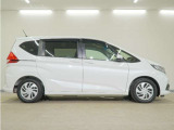 リアには左右スライドドアを採用。狭い駐車場でも開閉しやすく、強風の日でもドアが煽られにくくなっております。小さなお子さまやご年配の方も安心して乗り降りできます。