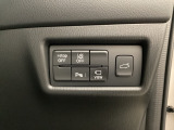 各種機能の切替スイッチは運転席パネル下に集約されています。任意で切り替え可能なため状況に合わせてお使いください。