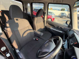 ゆったりとくつろげる運転席助手席です。