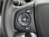ハンドルにオーディオ操作用スイッチを備え、手を放さずに操作可能。安全性と利便性を両立しています。