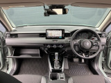 運転席周りです。カップホルダーや小物の収納などは必須ですよね!!使い勝手の良いつくりになっております!!