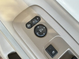 狭い駐車場で便利な電動格納ドアミラーが付いています。