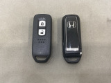 スマートキーを装備しています。鍵を差し込むことなくドアロックの開け閉めと、スタートボタン操作でのエンジンスタートができます。スペアキーも同じものを用意しております。