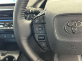 運転中、オーディオの操作をしてて、ハッとしたことはありませんか?ステアリングスイッチは、運転中でもハンドルでオーディオの操作が可能です。安全なドライブをサポートします。インフォメーションディスプレ