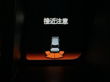 パーキングセンサーシステムは走行中に障害物が迫ると音と表示でお知らせ、低速走行時時の安心感を高めます