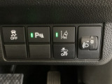 ハンドルの右側にはヘットライトリベライザーとHondaセンシング用のメインスイッチがついています。ヘッドライトリベライザーは道路状況や積荷の加重に応じてライトの高さを調節できます。