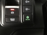 【ハンドル】運転にかかわる様々な操作を安全に行えるように視点移動が少なく操作性に配慮されたスイッチ類が凝縮されたコックピットです。