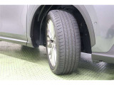 タイヤサイズ 235/50R20。タイヤの空気圧がゼロになっても、一定距離を走行できるランフラットタイヤを装着しています。