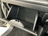 【グローブボックス】収納スペースが沢山あるので車内が散らからずに助かります。ちょっとした物を入れるのにいいですね♪