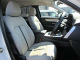 正しい姿勢で運転できるように体幹の腰部をしっかりささえるようデザインされているシートです。素材、シート形状を研究することでフィット感を高めつつ、優れた快適性を実現しています。