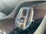 【オレフォス社製クリスタル・シフトノブ】高い存在感を放つクリスタルのシフトノブはボルボPHEV車のみに装備される特別なアイテム。スウェーデン南部のクリスタルガラスメーカー、オレフォス社による製造。