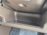 運転席まわりに便利な収納スペースを装備。スマートフォンや小物類の一時置きにちょうど良いサイズ感です。