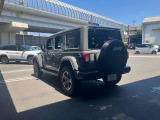 左斜め後ろになります。