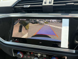 ●サラウンドビューカメラ『車両の4つのカメラから得た映像を合成し、上空から眺めているような映像をモニターに映し出します。車両周辺の歩行者や障害物などの発見に役立ちます。』