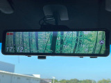 【アドバンスドルームミラー】後席の大きな荷物や同乗者で後方が確認しづらい時でも安心!カメラが撮影した車両後方の映像をルームミラー内に表示。クリアな視界で状況の確認が可能です!
