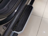 【フィックスドサイドステップ OP価格250,250円】マスト装備といっても過言ではないサイドステップ。車高が高いお車だからこそ女性の方でも乗り降りがしやすい仕様に!