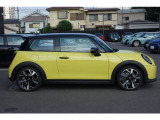 【ショールーム】ショールーム内にも旬の車両を展示し、MINI好きなお客様にとって居心地のよい空間づくりを行っております。