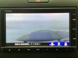 【バックカメラ】運転が苦手な方も車庫入れラクラクです!ギアをリバースに入れれば自動的に切り換わりますので、面倒な操作は不要です♪狭い駐車場もお車を傷つけず安心ですね!