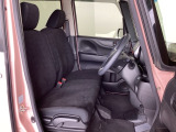 フロントシートはベンチシートです。ベンチシ―トは運転席と助手席の移動もスムーズ。狭い駐車場での乗り降りに便利です。