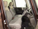 座面も厚みがあり背もたれも高く、広い足元にゆったり座れるシートです。運転席と助手席の間が空いている為、助手席側への移動がスムーズです。交通量の多い道でも助手席側から乗り降りができます。