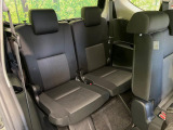 床下収納式のサードシートです。座席部分をコンパクトに収納でき、広大な荷室スペースとしてお使いいただけます!乗車人数や荷物の量など利用シーンに合わせて3列目を有効活用でき、とっても便利♪