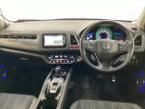 車内は光触媒抗菌消臭施工済です。スタイリッシュなデザインでスポーティなインパネ周りを演出します。グローブボックスやカップホルダーのほかにトレーなどたくさんの収納スペースが付いています。