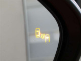 ブラインドスポットモニター装備。隣車線を走る車両を検知。ドアミラーでは確認しにくい後方、側方エリアに存在する車両や急接近してくる車両も検知しドアミラーに搭載されたLEDインジケーターが点灯します。