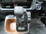 インパネシフトなので視線の移動も少なく足元もスッキリ♪運転席もゆったりしているのでゆとりを持ってドライブできますね!